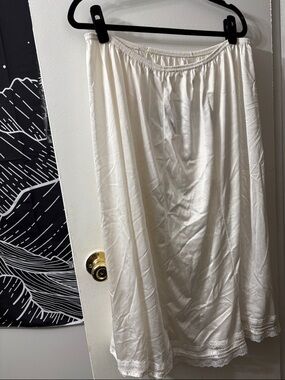 Size 22/24Lane Bryant White Lace-Trim Slip Skirt